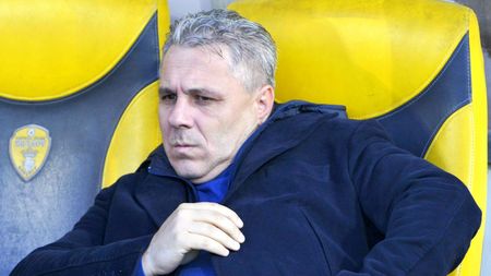 Marius Șumudică, așa cum n-a mai fost văzut vreodată! A ieșit din izolare și a apărut cu mască și mănuși împotriva coronavirus