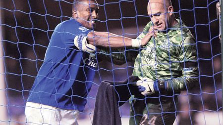 Gol de portar!** Tim Howard a marcat de la 92 de metri!