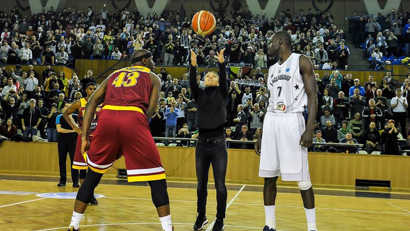 Simona Halep, alături de giganții din baschet! A dat lovitura de start