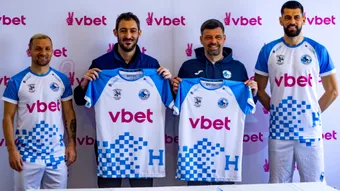 Corvinul are un nou sponsor principal pe echipament începând cu primul meci din 2026. Hunedorenii spun că vor construi solid și credibil alături de un operator de pariuri și jocuri de noroc!