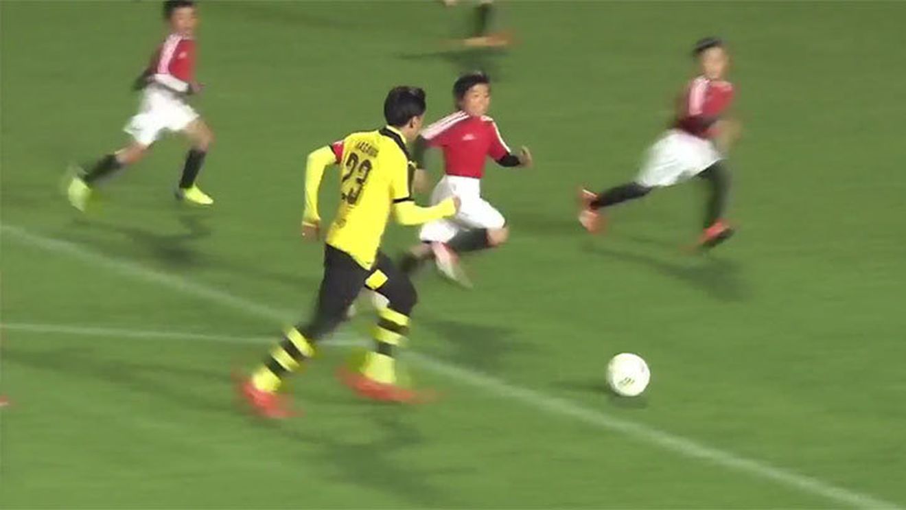 VIDEO | Kagawa vs. 30 de copii! Japonezul nu este la prima "ispravă" de acest gen