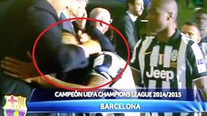 Cel mai ciudat moment de la festivitatea de premiere! VIDEO | Platini l-a făcut pe Vidal să se simtă penibil. Buffon, Pirlo, Tevez... dar nu și chilianul :)
