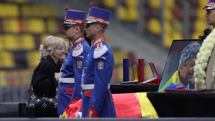 Fără cuvinte. Imagini colpleșitoare cu Neli Lucescu, secată de lacrimi, care își ia adio, la căpătâiul lui Mircea Lucescu!