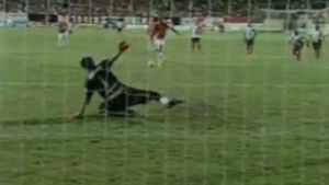 "Penalty-ul Paradinha" face victime!** VIDEO Un portar și-a rupt mâna la o lovitură de la "11" metri!