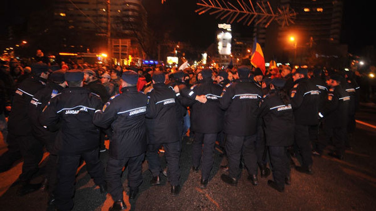 Proteste violente în Piața Universității!** Gigi Becali susține că mai mulți steliști au băgat în spital un jandarm: "Niște derbedei manipulați"