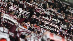 „Ne cere o sumă exorbitantă, un milion de euro, pentru câteva căni, eșarfe și perne. E aberant”. Andrei Păunescu, fiul lui Adrian Păunescu, e făcut praf de directorul executiv al clubului Rapid București, după scandalul pornit de la imnul scris de celebrul poet