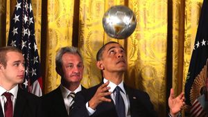 Barack Obama îi ia apărarea lui Lionel Messi: "Până și geniile lucreză cu alți oameni". Fostul președinte al SUA a explicat de ce nu reușește mai mult argentinianul și la națională