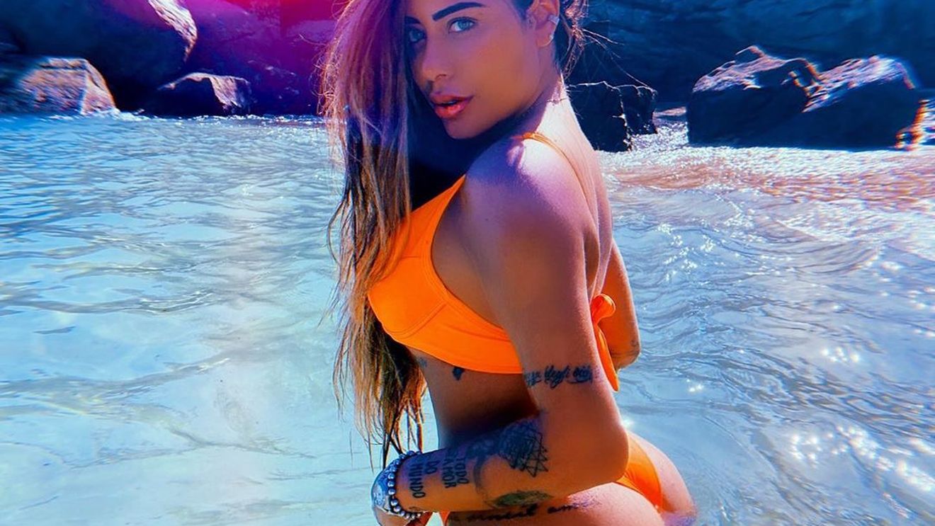 Sora lui Neymar, apariție spectaculoasă în costum de baie! Rafaella, tânăra pentru care starul de la PSG ar face orice, s-a pozat în bikini, la marginea piscinei | GALERIE FOTO