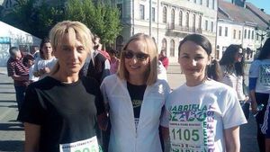 Gabriela Szabo, a zecea revenire acasă, la crosul care îi poartă numele, de mână cu o fetiță cu numărul 10 pe picior