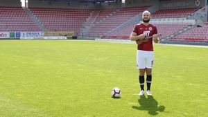 Atât de iubit e Stanciu în Cehia! VIDEO | Un fan i-a compus o melodie