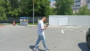 Primele imagini cu noua achiziție de titlu pe care Mihai Rotaru a făcut-o la Universitatea Craiova. Internaționalul U 21 și impresarul lui au mers să semneze cu echipa lui Mirel Rădoi. EXCLUSIV