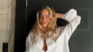 Are aproape 22 de milioane de urmăritori pe Instagram și e într-o relație controversată cu un fotbalist celebru