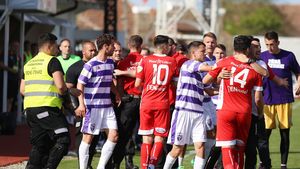 Fotbal = suporteri! ASU Poli Timișoara s-a retras de pe teren din derby-ul cu UTA pentru a fi alături de fani. Ziua în care rivalii au făcut pace