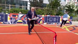 Ilie Năstase a jucat tenis la Roland Garros îmbrăcat în costum și cu cravată! Nadia Comăneci l-a filmat. „A fost inconfundabil" | SPECIAL