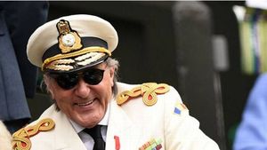 Imagini fabuloase cu Ilie Năstase, după ce a rămas fără permis de conducere. Postura neașteptată în care a fost surprins pe stradă și o reacție surprinzătoare: "Vreau să le mulțumesc polițiștilor..."