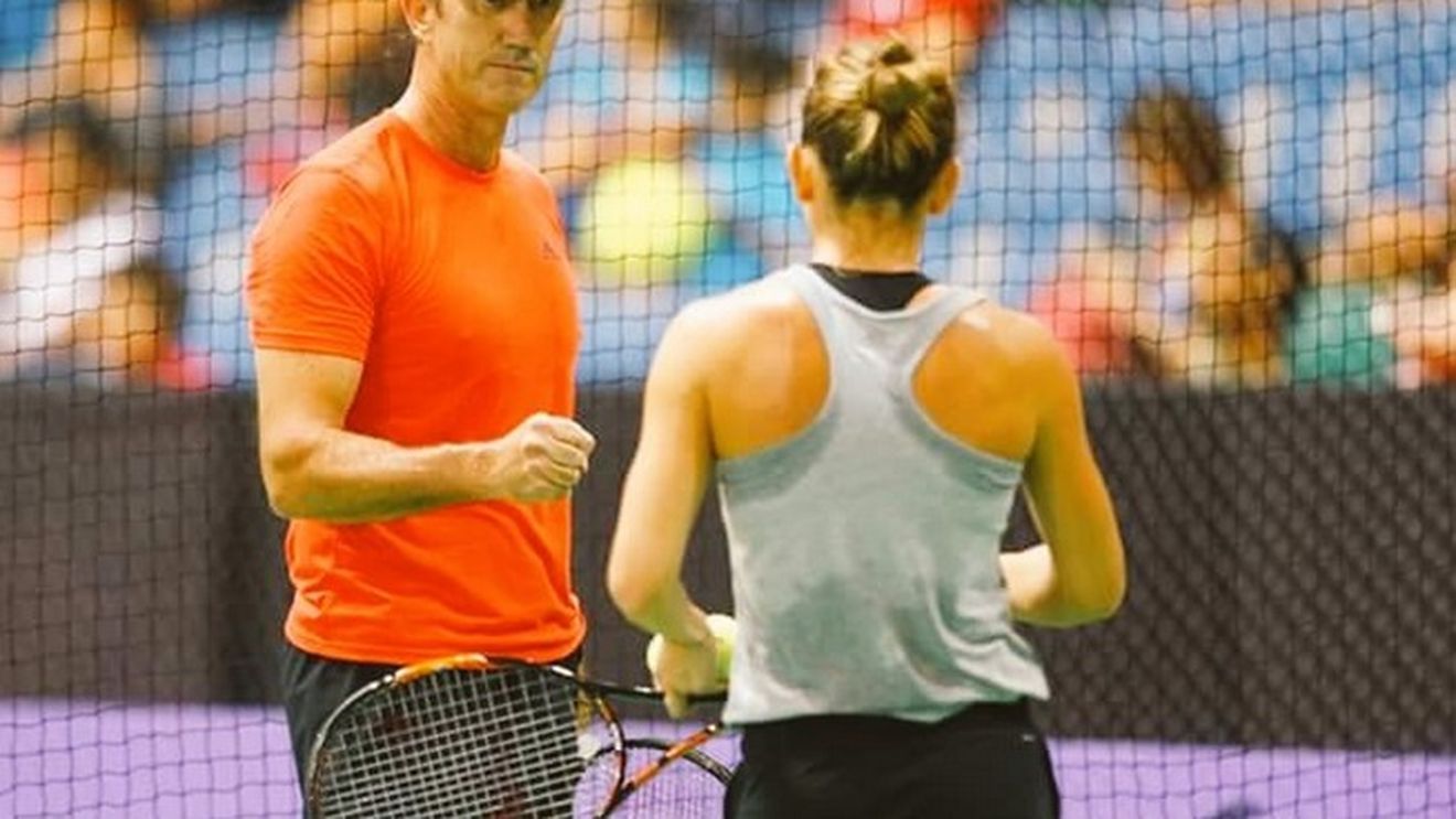 Moment tensionat în setul doi al meciului cu Keys: Halep a cerut ajutorul lui Cahill, antrenorul australian a reușit s-o liniștească