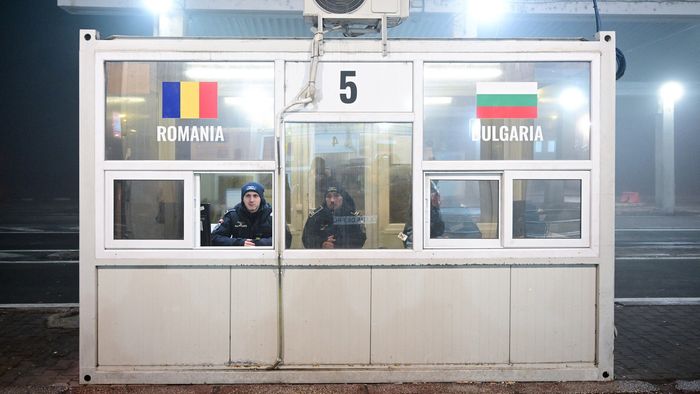 Un român a primit banii cash pentru munca din Bulgaria. Când a întrebat cum trece granița i s-a spus asta: „Ne spui pe unde treci cu maşina. Ia-ți adidaşi mai mari şi îi bagi acolo”