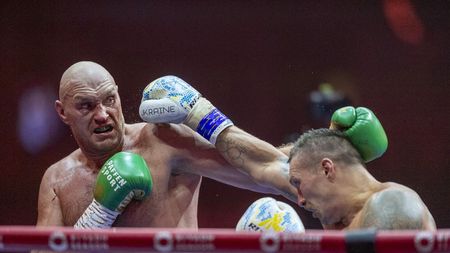 Oleksandr Usyk l-a învins pe Tyson Fury și e campionul absolut la categoria grea! Cum l-a doborât pe adversar