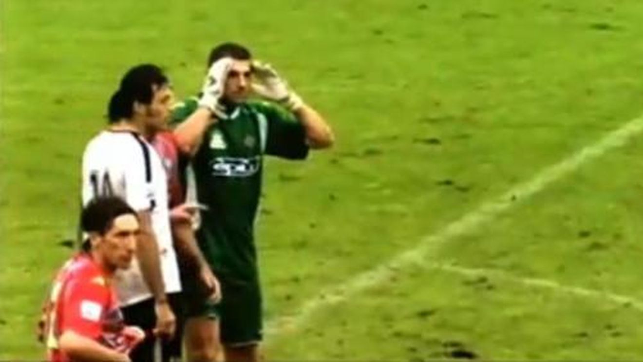 VIDEO Și să tragi de timp e o artă! Vezi cum și-a distrus echipa un portar italian!