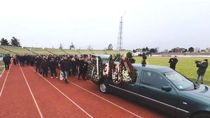 Ilie Bărbulescu a fost condus pe ultimul drum de sute de suporteri! Fumigene și scandări la căpătâiul fostului fotbalist | Duckadam, extrem de afectat VIDEO