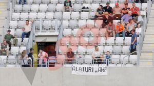 FOTO Un suporter clujean a afișat un banner pro Ana Maria Prodan** Vezi ce s-a întâmplat mai apoi