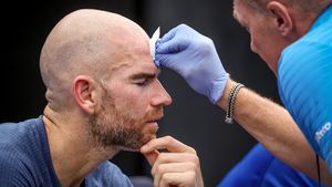 Și-a crăpat singur capul cu racheta de tenis, după ce s-a lovit în repetate rânduri cu ea, de frustrare! Imagini incredibile cu numărul 22 ATP