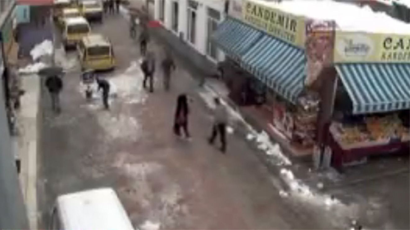 Și-a găsit mașina făcută zob! VIDEO Acest șofer nu va mai parca niciodată fără a se uita în sus