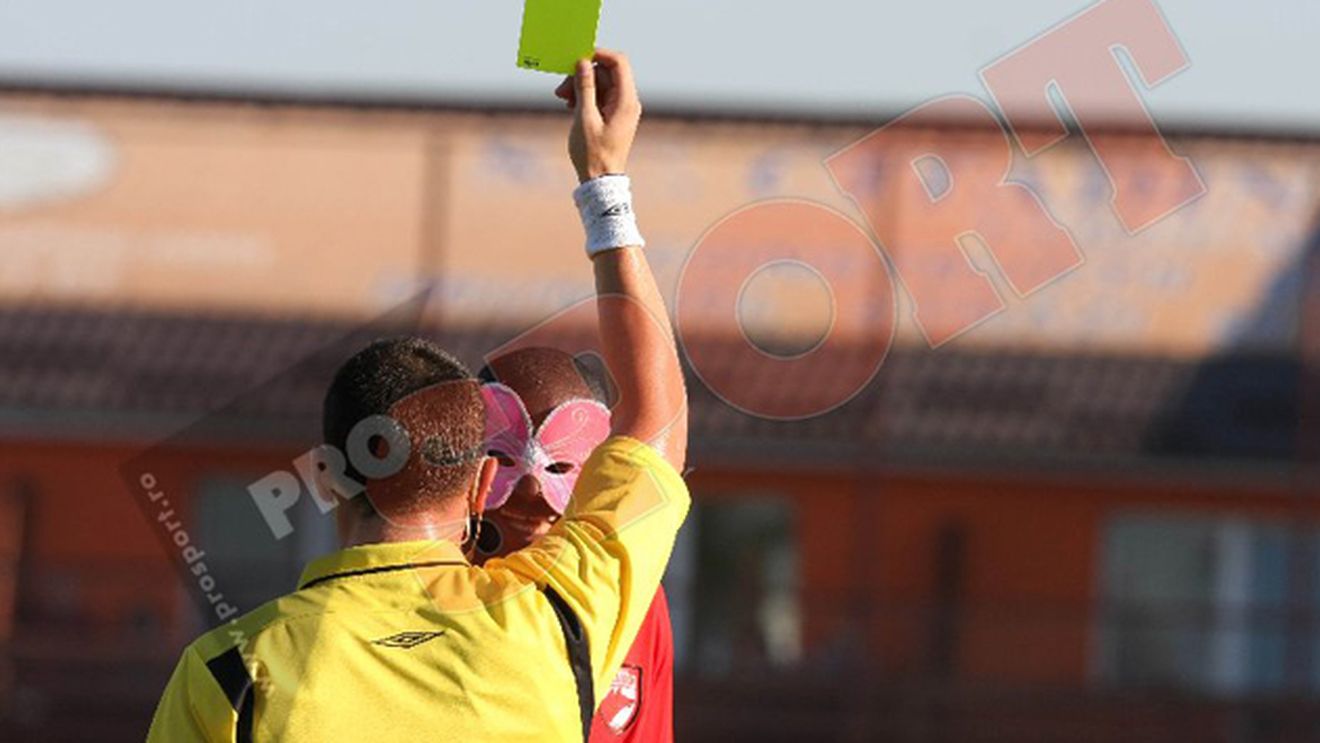 FOTO** N'Doye a primit galben pentru că s-a 'deghizat' în fluturaș :)