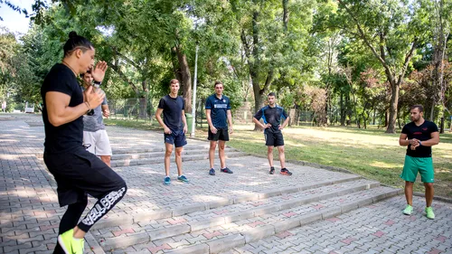 Elevii antrenorului Alex Matei se antrenează pe uscat cu preparatorul fizic Alexander Florescu, cu o lună înaintea Campionatelor Mondiale Universitare de polo