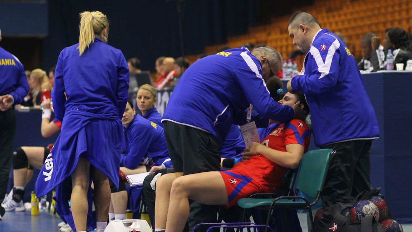 Meci cu efecte nedorite! Adriana Țăcălie și-a înghițit limba, iar Oana Manea a ieșit cu un deget care i-a fost dat la 90 de grade peste cap