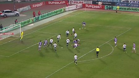 Fază controversată în U Cluj - Rapid 2-1. Echipa lui Dan Şucu nu a primit un penalty clar la un fault asupra lui Cristi Manea