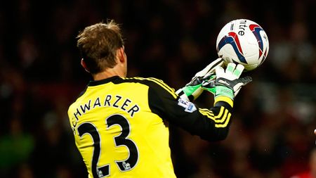 Mourinho a pus un "bunicuț" în poartă la meciul cu Steaua! Schwarzer, cel mai bătrân debutant din istoria Ligii