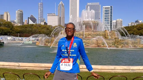 Povestea incredibilă a doctorului care va alerga desculț la maratonul din București. Cine este Sidy Diallo și de ce renunțat la încălțăminte în urmă cu 6 ani | FOTO