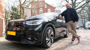 Milionarul intrat în istorie pentru că și-a lovit rivalul cu piciorul în piept a ajuns să vândă mașini!