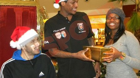 Nicoară, Velickovic, Dykes, Santa, Maric și Schachtner**, "Moși Crăciunii" specialiști în slamuri, alley-up-uri și coșuri de la distanță