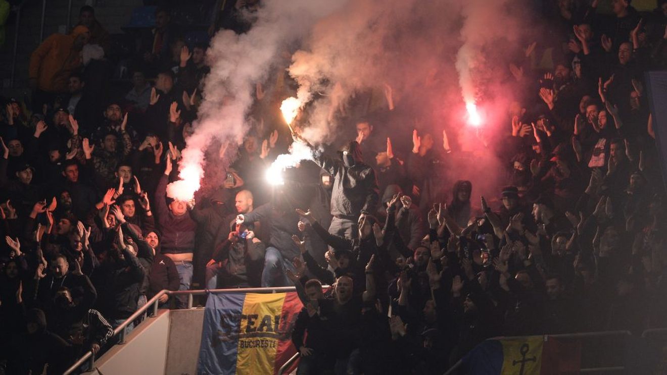 Din nou cu porțile închise? Ultrașii români au făcut din nou scandal, au aruncat cu torțe și petarde, iar UEFA ne poate suspenda în play-off-ul Ligii Națiunilor | FOTO