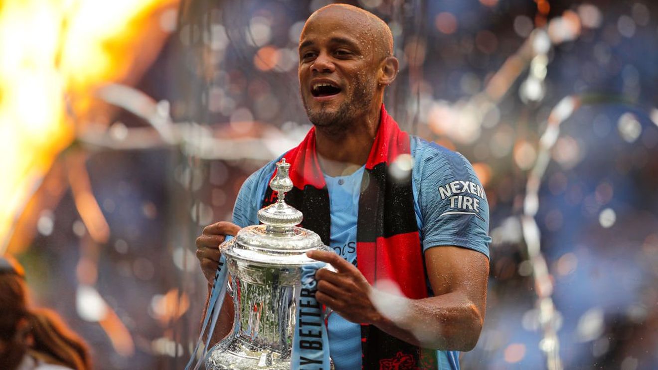 Surpriză! Cu cine a semnat Vincent Kompany, după ce a plecat de la Manchester City. Va fi coleg cu un român