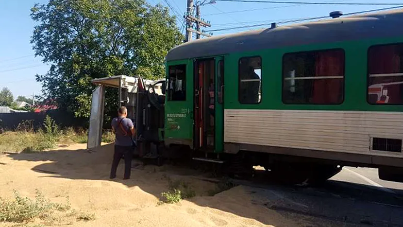 VIDEO | Un tren a deraiat la Dorohoi după ce a lovit un camion