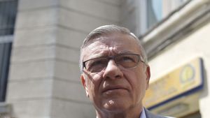 A venit decizia judecătorilor în procesul în care Mircea Sandu i-a cerut daune de 100.000 de euro lui Omar Hayssam, cel mai mare terorist al României. Ce lovitură în dosarul fostului preşedinte FRF