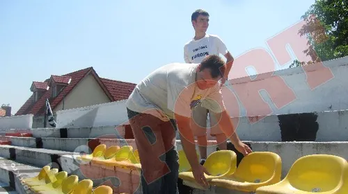 Suporterii fac muncă patriotică!** Fidelitate totală: fanii montează scaune la Sibiu FOTO