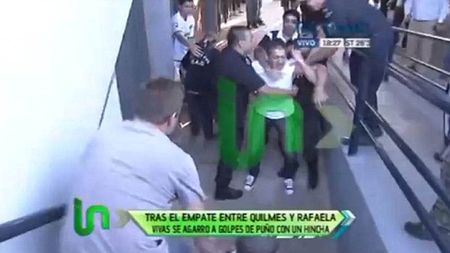 VIDEO - Fost jucător la Arsenal și Inter, Vivas a fost dat afară după ce a bătut un fan! Declarația surpriză a victimei: "Nu trebuia să-și ceară scuze"