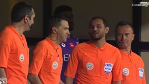 Ovidiu Hațegan s-a ajutat de VAR pentru a da un cartonaș roșu și un penalty în Arabia Saudită! Faze ciudate la Al Hilal - Al Raed | VIDEO