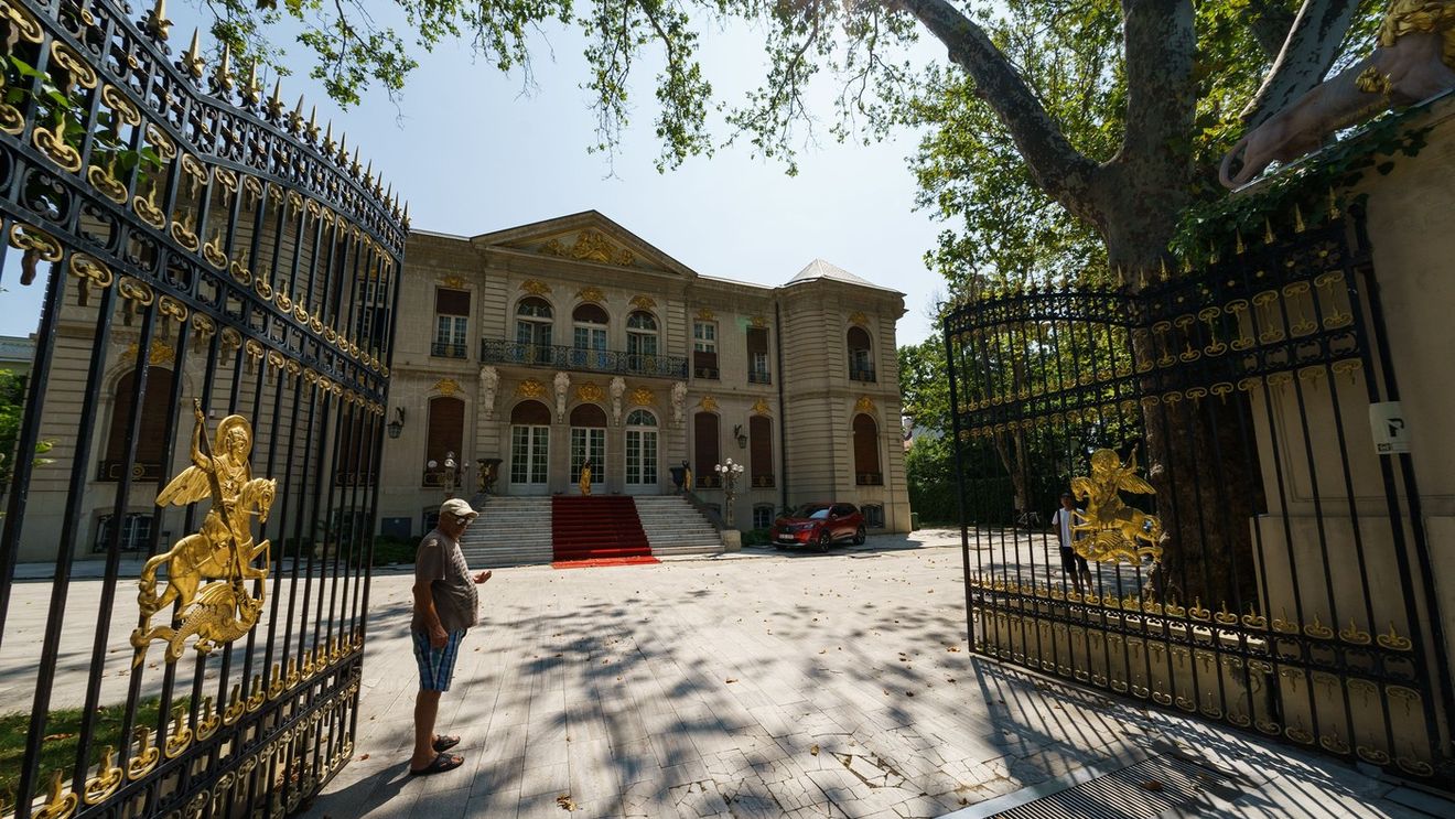 25.000.000 de euro pentru Palatul lui Gigi Becali. Clădirea emblematică a Bucureștiului are trei proprietari în acte: fiicele latifundiarului din Pipera