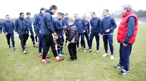 FOTO** Mihai Stoichiță a oprit antrenamentul pentru ca puștiul bătut la Steaua – Ceahlăul să-și cunoască idolii!