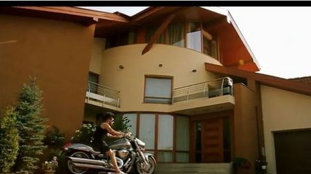 Cosmin Contra a intrat în showbiz!** Vezi ce vedetă a filmat un videoclip la el acasă