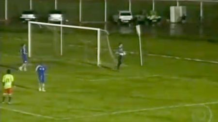 VIDEO AMUZANT** Trebuie văzut! A luat gol de la 40 de metri, pentru că a fost orbit de un bec