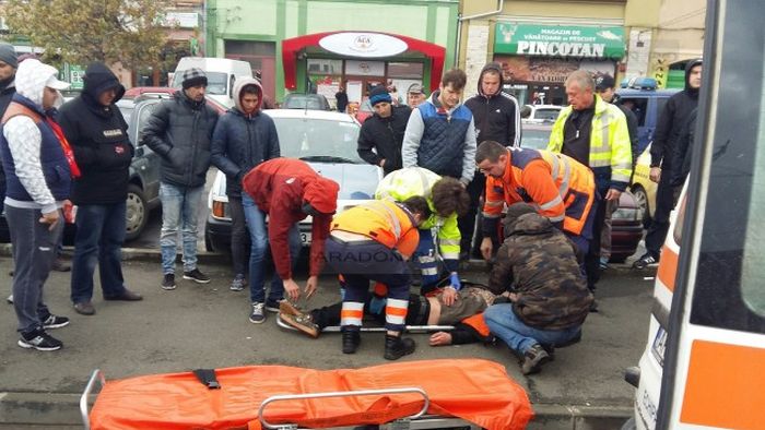 VIDEO | Lupte de stradă în Arad, înainte de UTA - ASU Poli Timișoara. Un fan al echipei UTA a fost lovit în cap cu un telescop 