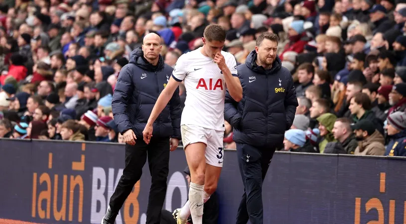 Ce se întâmplă cu rivalul lui Radu Drăgușin pe post, după ce a ieșit accidentat în meciul Aston Villa - Tottenham! Problema îl poate scoate din circuit o perioadă: „Problemele musculare se rezolvă mai greu”