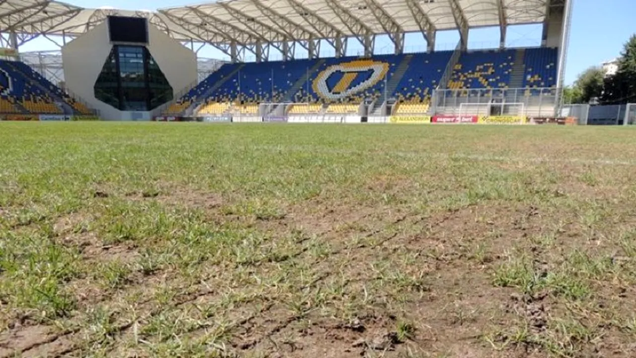 Fotbal printre râme. Gazonul de pe Ilie Oană e infect, cu 24 de ore înainte de meciul Petrolul - Steaua