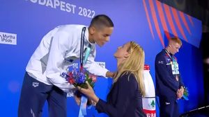 Poveste fabuloasă! De ce nu a reușit Camelia Potec să-l premieze pe David Popovici, la Campionatul Mondial: „I-am dat doar florile” | VIDEO